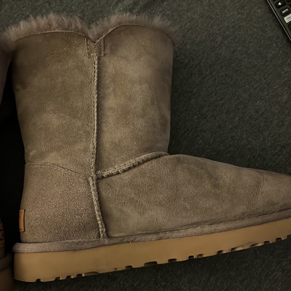 LOWEST!- Size 9 bailey button excellent condition Uggs. - Picture 6 of 15